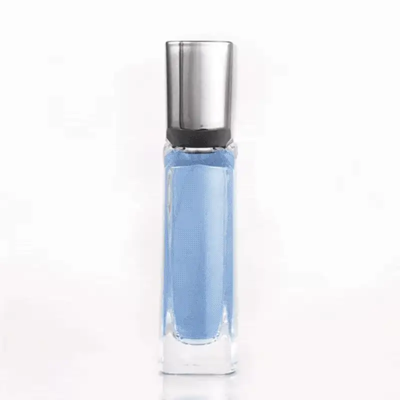 Frasco de perfume de vidro com tampa preta, contendo um líquido azul claro. O rótulo não é visível, indicando que se trata de um produto da marca Clash.