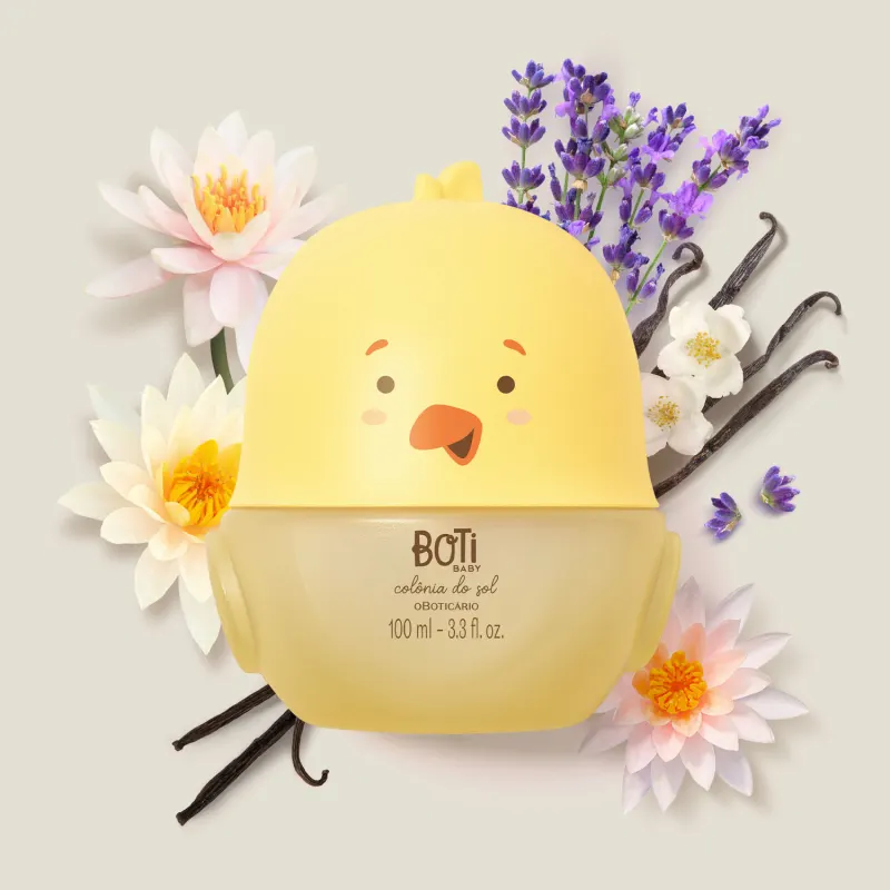 Frasco em formato de passarinho amarelo com parte superior na cor bege escuro e detalhes laranjas contendo 100ml de colônia do sol da marca Boti Bab em meio a flores de lavanda e margaridas em fundo lilás.