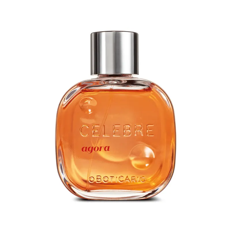 Frasco de vidro transparente com líquido laranja, tampa prateada e letras pretas e em relevo contendo 100ml de desodorante colônia Celebre Agora Feminino.