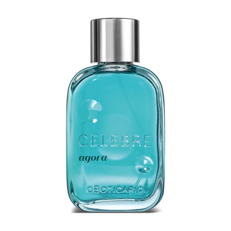 Frasco retangular transparente com líquido azul, tampa prateada e letras pretas e em relevo contendo 100ml de desodorante colônia Celebre Agora Masculino.