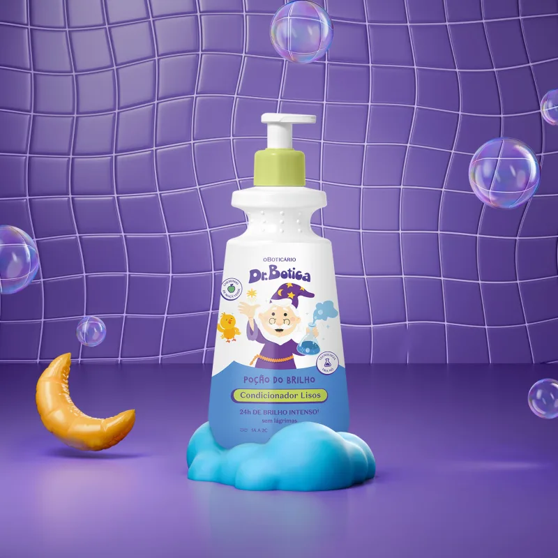 Imagem de uma embalagem branca e azul com válvula dosadora amarela de condicionador infantil para cabelos lisos da marca Dr. Botica em fundo azul simulando azulejo com lua, espuma e bolhas de sabão.