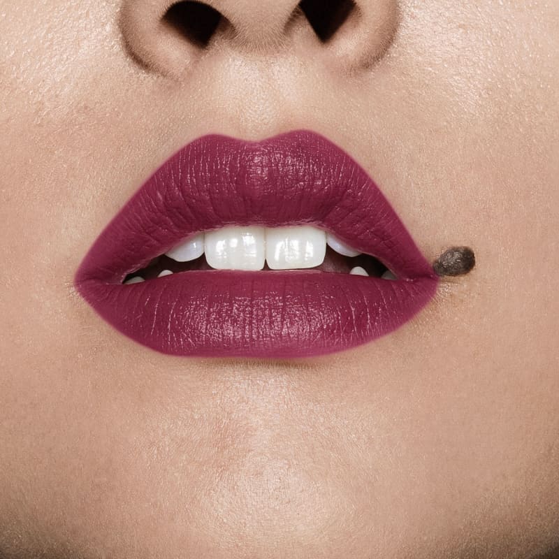 Close-up de um rosto feminino evidenciando os lábios em tom de rosa intenso que usa o batom cremoso na cor rosa 270 da marca Intense