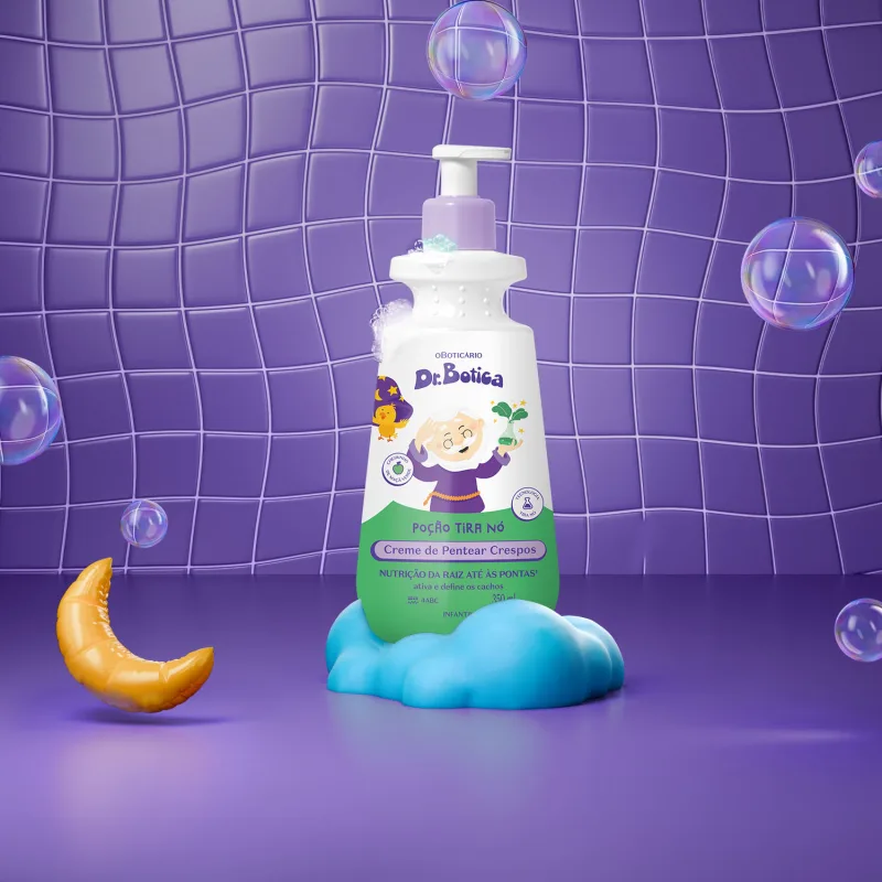 Imagem de uma embalagem branca e verde com válvula dosadora roxa de creme de pentear infantil para cabelos crespos da marca Dr. Botica em fundo azul simulando azulejo com lua, espuma e bolhas de sabão.