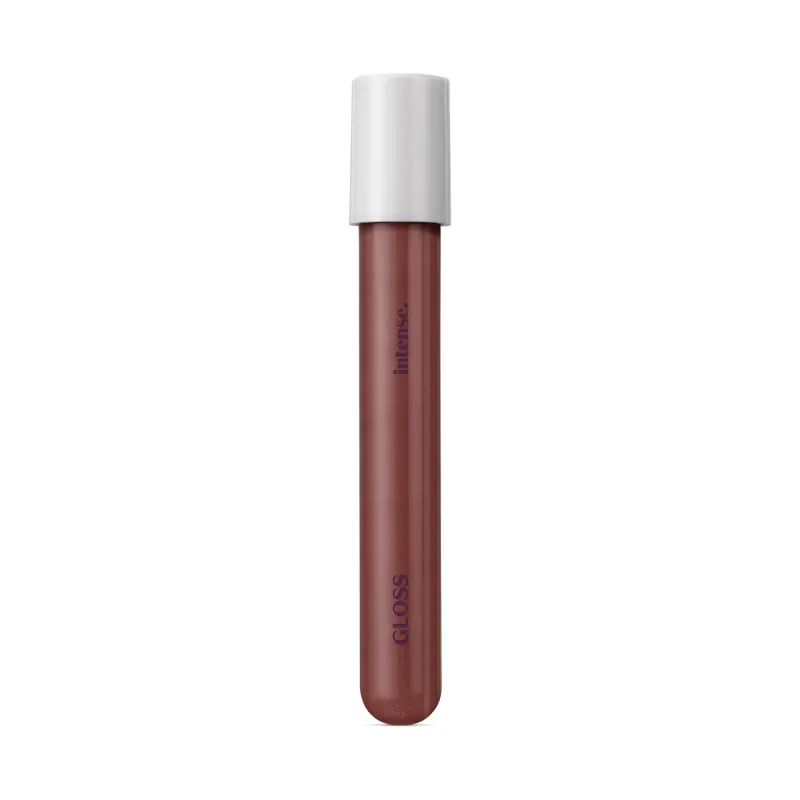 Gloss labial na cor Marrom Nude 115 da marca Intense em tubo cilíndrico transparente, mostrando a cor do produto, e tampa branca.