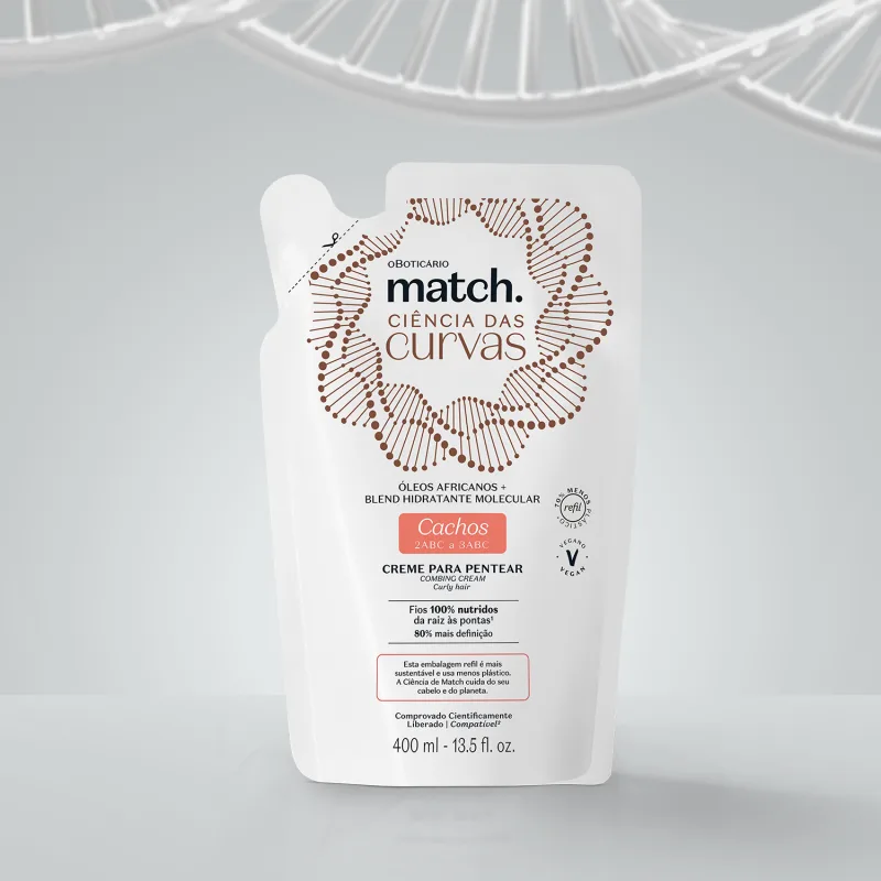 Refil de creme para pentear para cabelos cacheados Match Ciência das Curvas em sachê branco com letras marrons e detalhes laranjas em fundo azul.