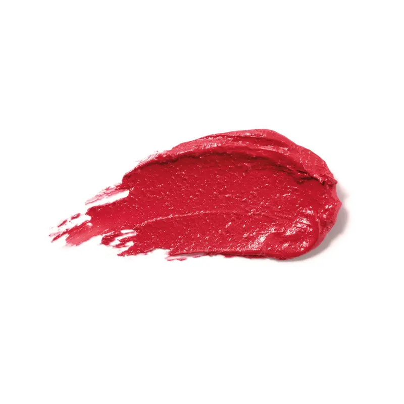 Textura cremosa e brilhante do batom glossy na cor Vermelho Raspyberry da marca Make B. A aparência é brilhante e leve e está espalhada em superfície branca.