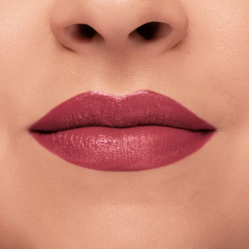 Close-up de um rosto feminino de pele branca evidenciando os lábios que usam o batom do Arraso na cor pink rosé da marca Intense.