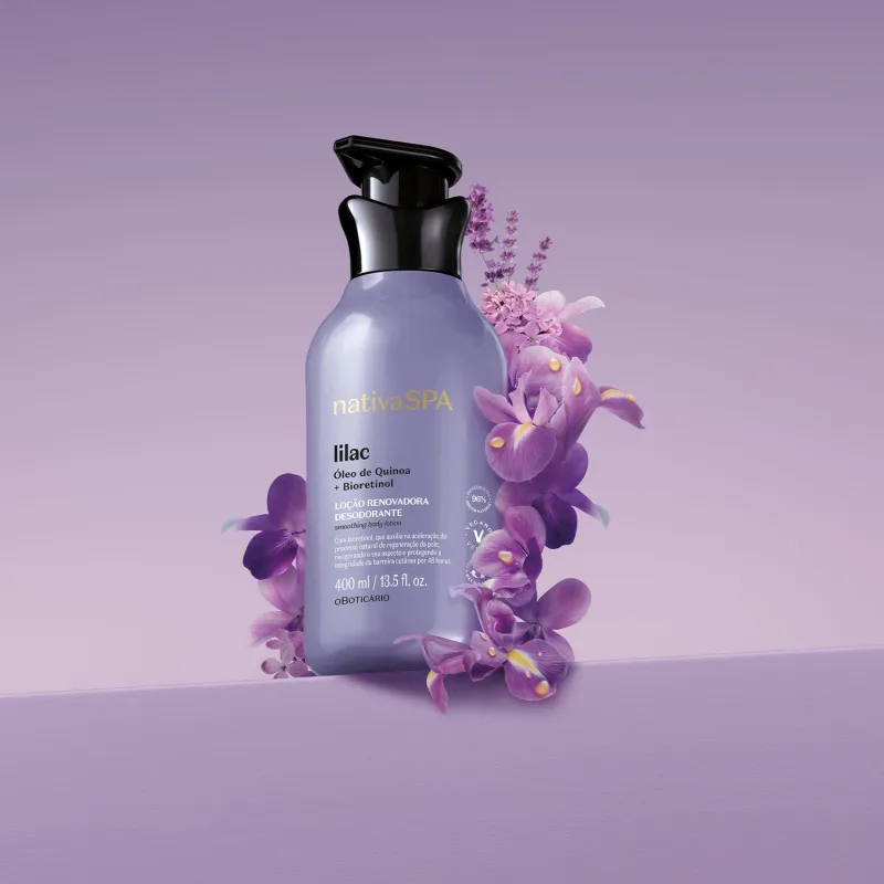 Frasco lilás com bomba dosadora preta e letras douradas, brancas e pretas de loção renovadora hidratante corporal da marca Nativa SPA Lilac com flores de íris ao redor, sobre fundo roxo claro, em ambiente minimalista e elegante.