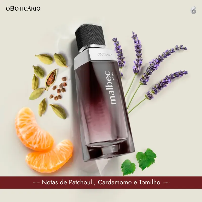 No centro da imagem há o frasco perfume. Ao redor, encontram-se ingredientes e ervas aromáticas. Existem flores de lavanda roxas, fatias de laranja, cardamomo em vagens, grãos de café, folhas de hortelã e sementes de cravinhos da índia espalhados.