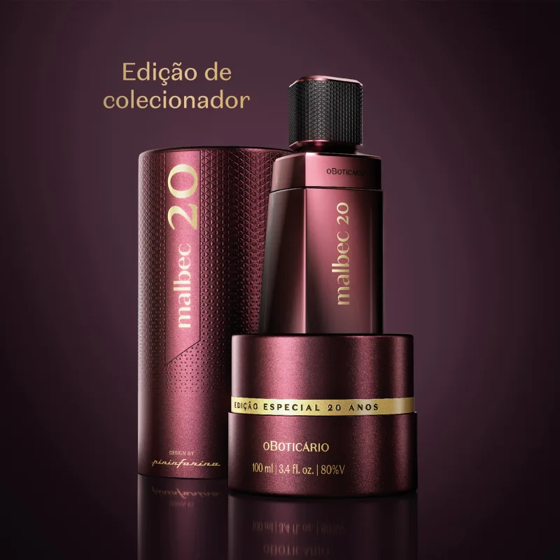 Edição de colecionador de desodorante colônia Malbec 20 Anos. Frasco de vidro vinho escuro e tampa preta informando edição especial de 20 anos em dourado. Embalagem com design elegante e luxuosa.