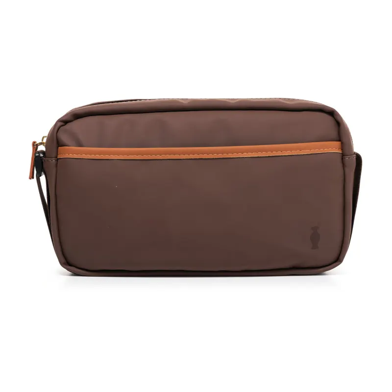 Bolsa tipo nécessaire retangular na cor marrom escuro e detalhes marrom claro com alça de transporte e zíper.