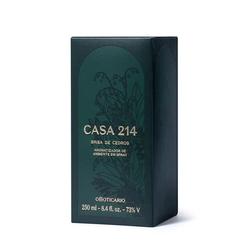 Caixa verde com letras douradas que contém um aromatizador de ambientes em spray da marca Casa 214 Brisa de Cedro.