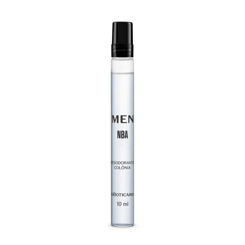 Frasco transparente em formato cilíndrico, tampa preta e líquido azul claro contendo 10ml de desodorante colônia Men NBA.

