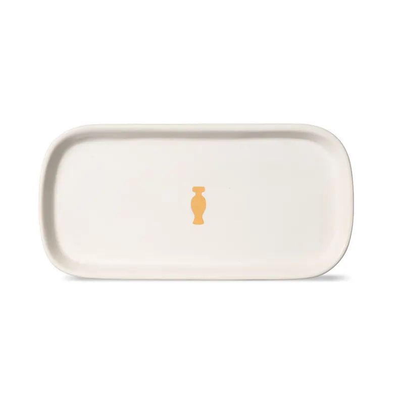 Bandeja para lavabo branca da marca Casa 214 no formato retangular com cantos arredondados e com logo do Boticário em dourado no centro.