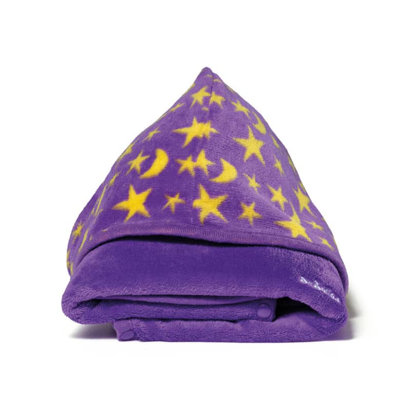 Roupão de fleece roxo com estrelas e luas amarelas, dobrado sobre superfície branca.