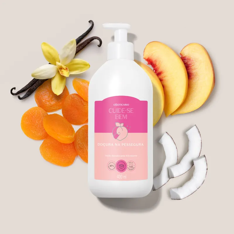 O produto apresentado é a loção Cuide-se Bem Doçura na Pessegura". Ao redor do frasco, há diversos ingredientes naturais, como uma flor de baunilha, fatias de pêssego e pedaços de coco.