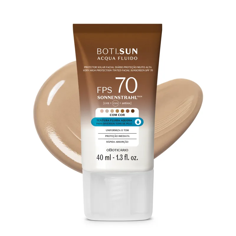 Frasco de 40ml de protetor solar facial com cor 3.0 FPS 70 Boti.Sun em embalagem marrom e branca e rótulo com letras brancas contendo informações sobre o produto. Ele está à frente de uma quantidade do produto mostrando textura e tonalidade bege médio.