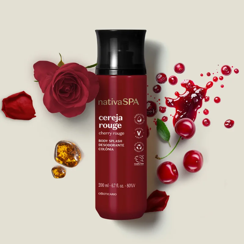 Frasco vermelho escuro contendo body splash Nativa SPA Cereja Rouge, com rosas vermelhas, cerejas e pétalas em um fundo claro, criando um cenário de beleza e relaxamento.