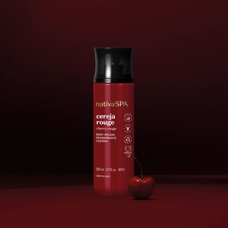 Frasco vermelho escuro com tampa preta e letras brancas e douradas contendo 200ml de body splash Nativa SPA Cereja Rouge em fundo vermelho bem escuro.
