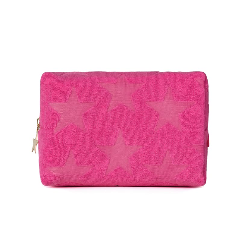 O produto apresentado é um necessaire rosa com estampa de estrelas. Possui um zíper dourado e uma alça para transporte. O necessaire é feita de material macio e texturizado, indicado para crianças.