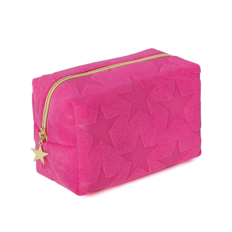 O produto apresentado é um necessaire rosa com estampa de estrelas. Possui um zíper dourado e uma alça para transporte. O necessaire é feita de material macio e texturizado, indicado para crianças.