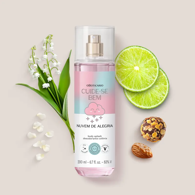 Frasco de body splash da marca Cuide-se bem Nuvem de Alegria em cenário com flores, limão, marshmallows e fundo lilás claro, sugerindo um ambiente natural e refrescante.