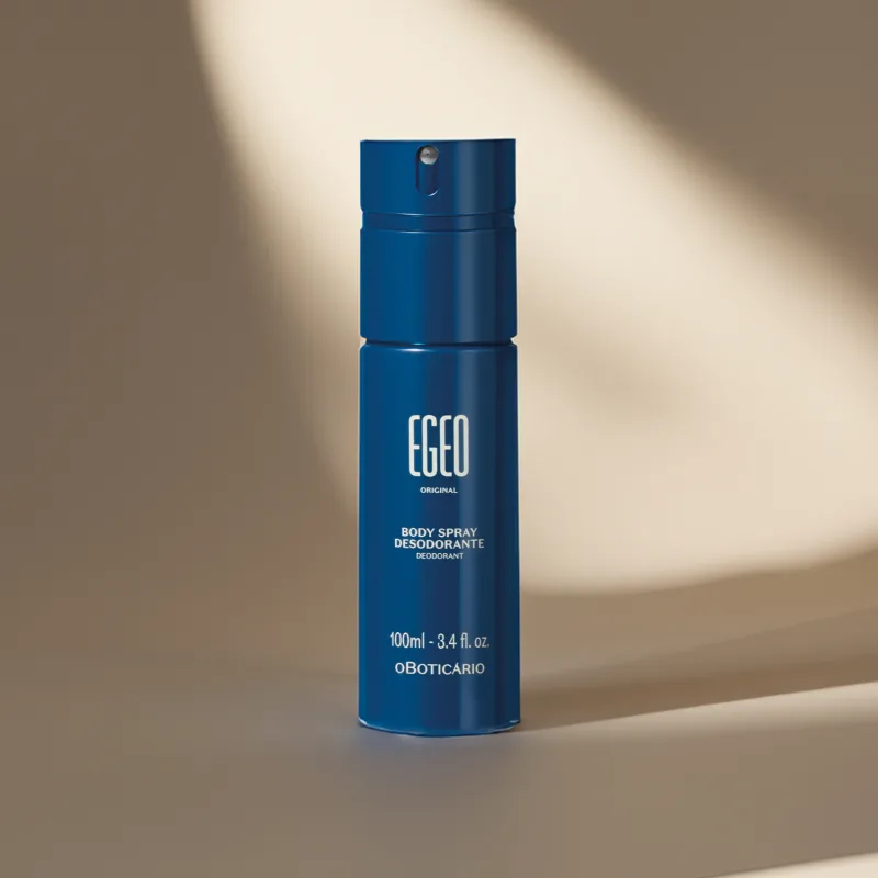 Frasco cilíndrico azul marinho com letras brancas de body spray da marca Egeo Original em fundo escuro com leve luz natural sobre o produto.