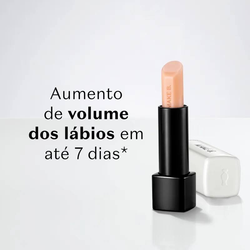 Balm labial noturno da marca Make B. Lip Chronology Night Plump em embalagem preta e uma tampa branca está em fundo azul claro com texto em preto indicando que o produto aumenta o volume dos lábios em até 7 dias.
