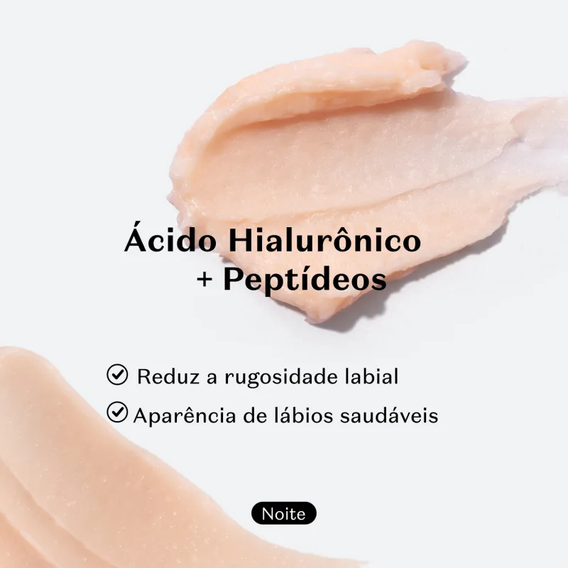 Pequenas porções do balm labial noturno da marca Make B. Lip Chronology Night Plump em fundo azul claro e texto em letras pretas informando os benefícios do produto.