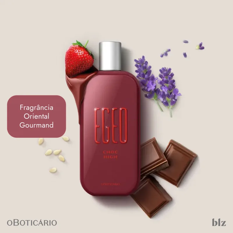 Ao redor do frasco, há alguns elementos decorativos, como uma morango vermelha, flores de lavanda roxas e pedaços de chocolate. A embalagem e os elementos visuais sugerem que este é um perfume com notas de chocolate e frutas.