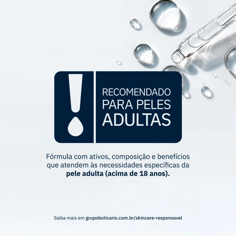Imagem com aviso "RECOMENDADO PARA PELES ADULTAS" em destaque,, com informações sobre a fórmula e benefícios específicos para peles acima de 18 anos. Ao fundo, gotículas de um sérum transparente e link do Grupo Boticário sobre skincare responsável.