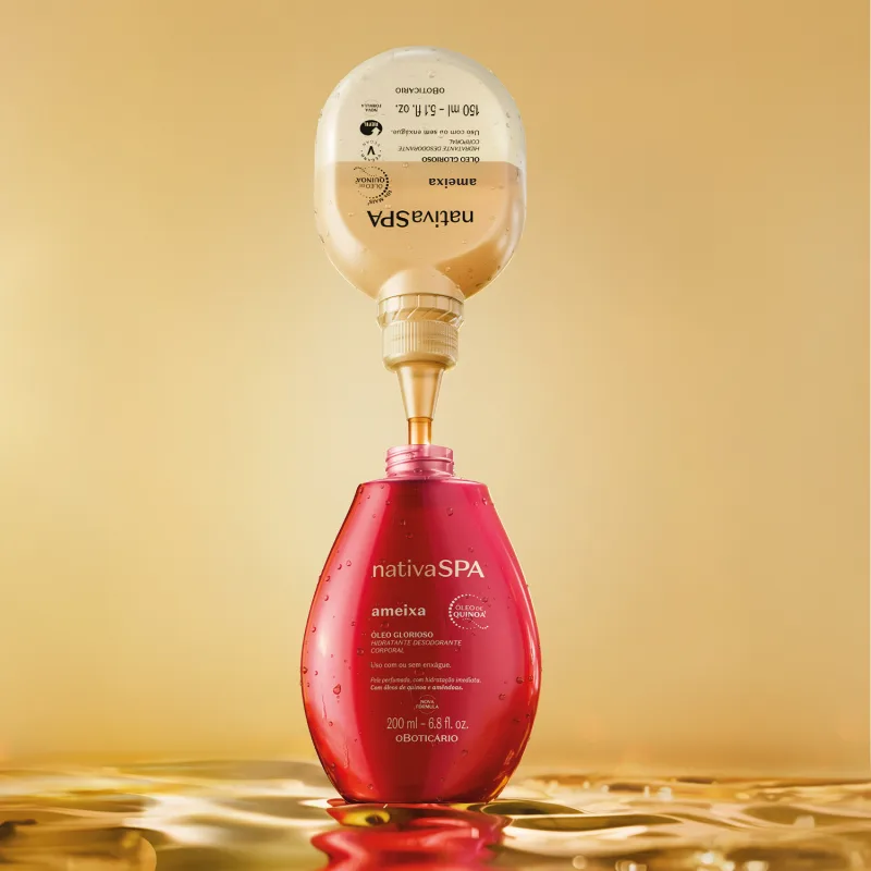 Imagem de um frasco refil de óleo glorioso corporal da marca Nativa SPA Ameixa derramando o produto dentro de um outro frasco vermelho com letras douradas de óleo corporal da mesma marca. O fundo é bege e a superfície está molhada.