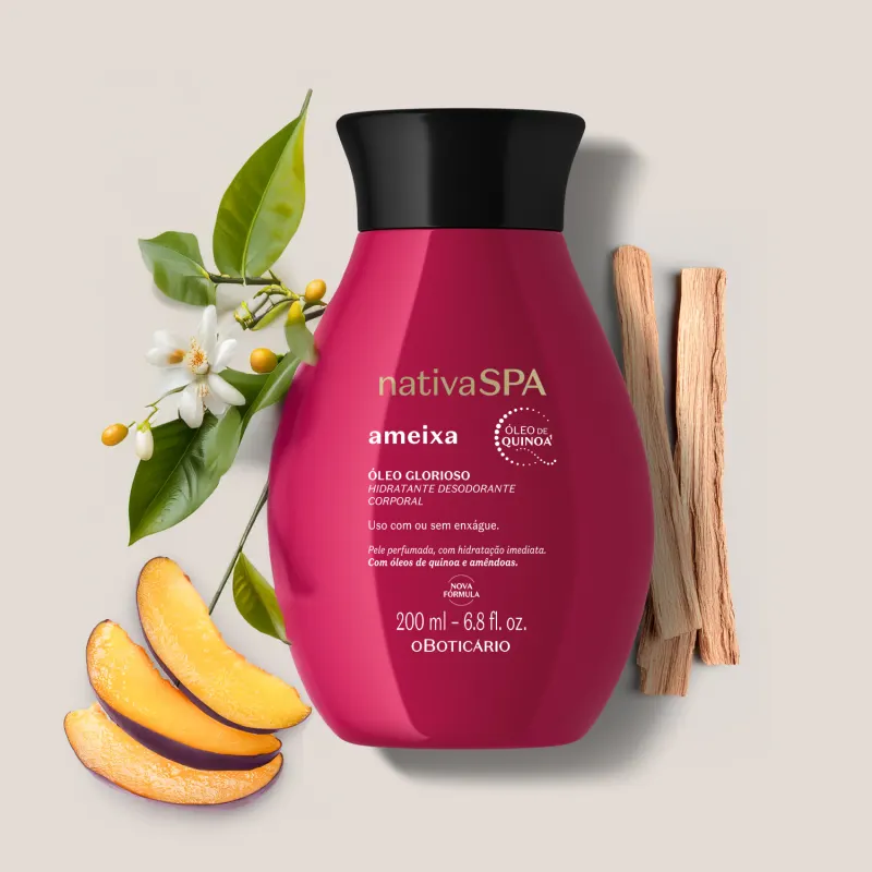 Imagem de frasco vermelho de óleo glorioso corporal da marca Nativa SPA Ameixa, cercado por folhas verdes, flores brancas, fatias de ameixa e pedaços de madeira em superfície clara.