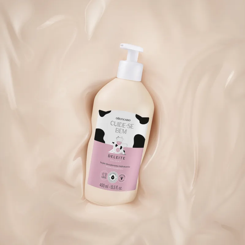 Embalagem branca com rótulo rosa, branco e ilustração de vaca de loção hidratante corporal da marca Cuide-se bem Deleite sobre superfície clara e suave.