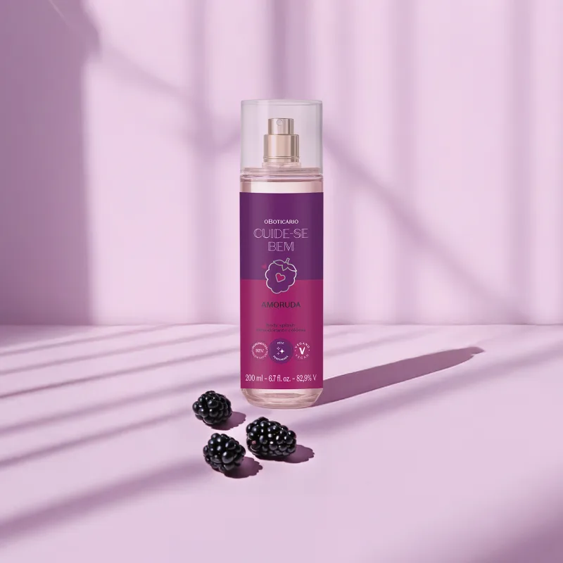 Ambiente de beleza com frasco de body splash da marca Cuide-se Bem Amoruda em tons de roxo, acompanhado de amoras frescas, em um cenário minimalista e elegante.