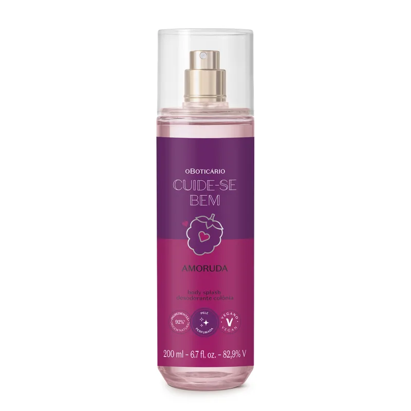 Frasco transparente com líquido lilás em formato cilíndrico com rótulo roxo com amoras ilustradas contendo 200ml de body splash Cuide-se Bem Amoruda.