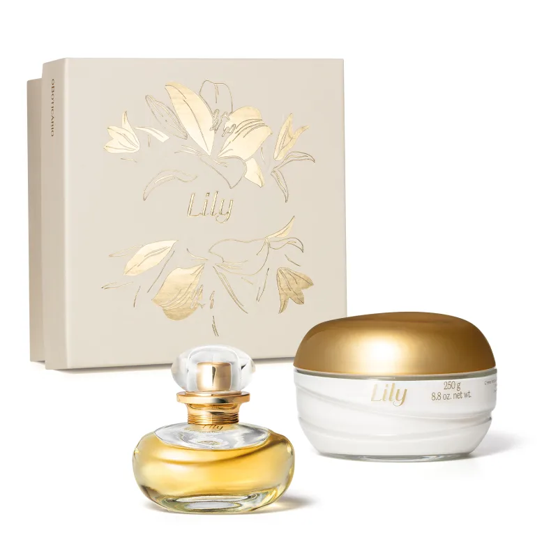 Imagem de uma caixa branca com ilustração dourada de lírios, contendo um frasco elegante com líquido dourado de Eau de Parfum Lily e um pote branco com tampa dourada de creme corporal da mesma marca.