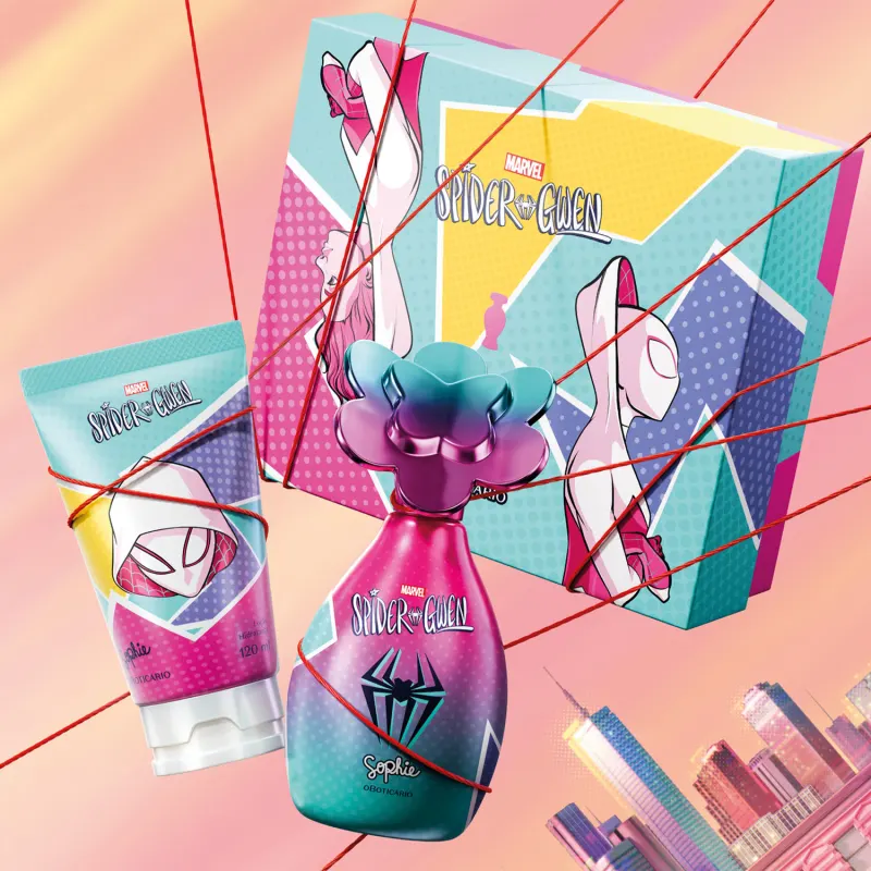 Frasco de colônia infantil, bisnaga de creme corporal e caixa presenteável da marca Sophie Marvel Spider-Gwen em tons de rosa, azul, violeta e amarelo, com flores e elementos gráficos presos por linhas vermelhas sobre fundo rosa com o skyline urbano.