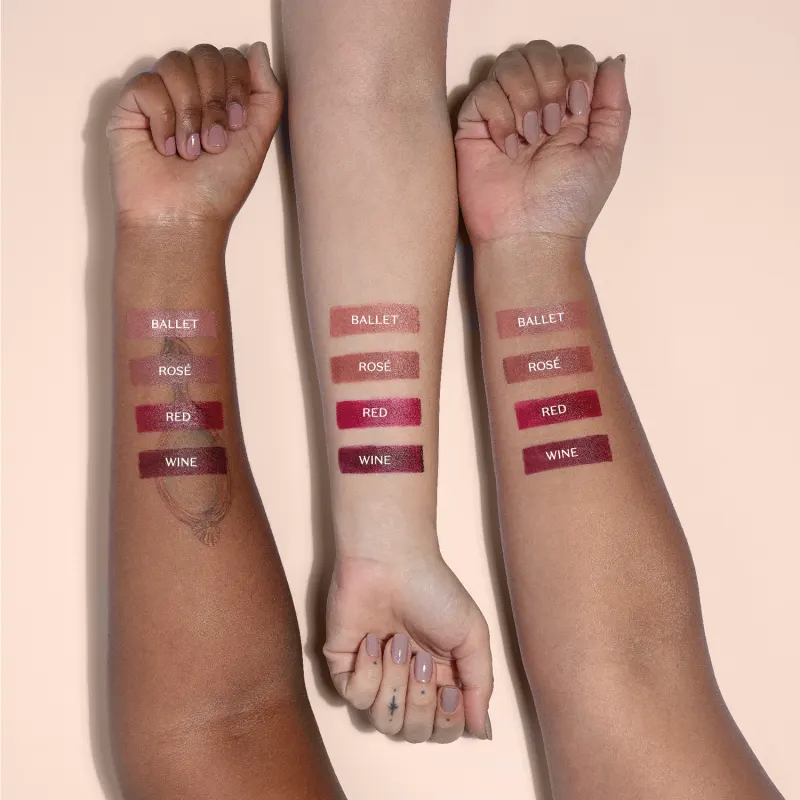 Três  braços de cores de peles diferentes e, em cada um deles, amostra das tonalidades do batom cremoso Make B. Urban Ballet mostrando como elas ficam.