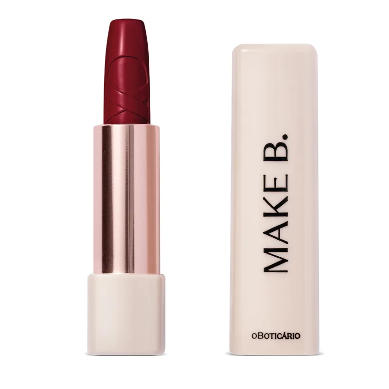 Batom cremoso na cor Vermelho Lace Red da marca Make B. Urban Ballet em embalagem branca e dourada com a marca impressa em letras pretas na tampa.
