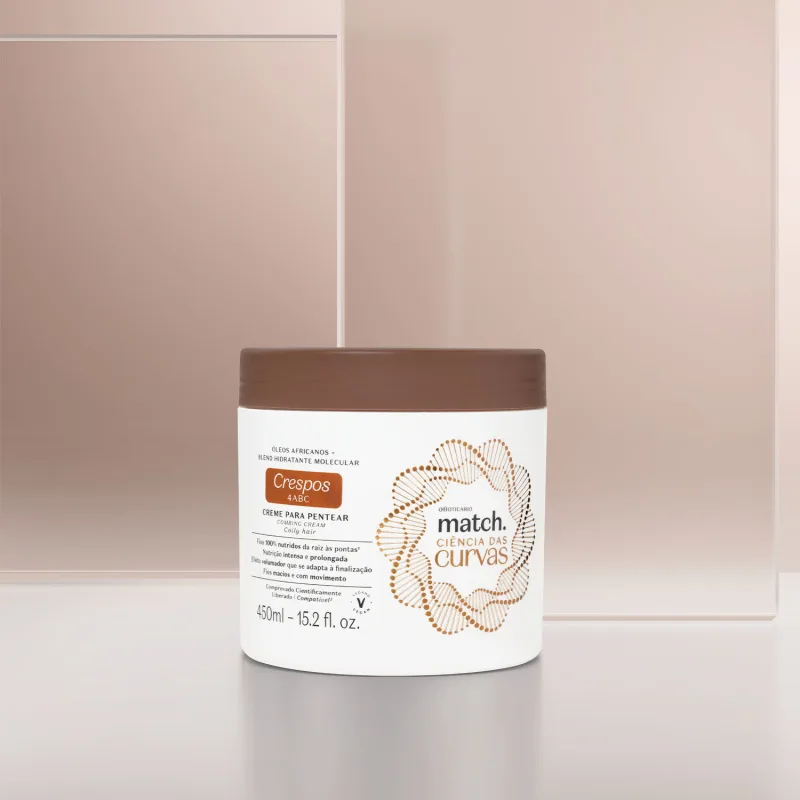Imagem de um pote branco com tampa marrom contendo creme para pentear da linha Match. Ciência das Curvas Crespos em fundo bege e branco.