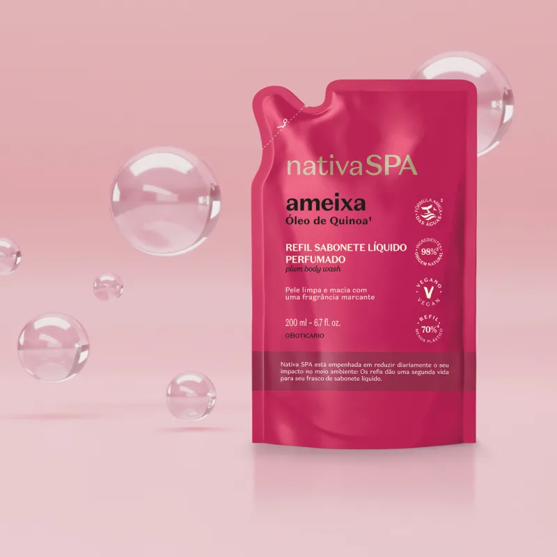 Imagem de embalagem rosa de refil de sabonete líquido perfumado da marca Nativa SPA Ameixa, com bolhas de água flutuando em fundo rosa.