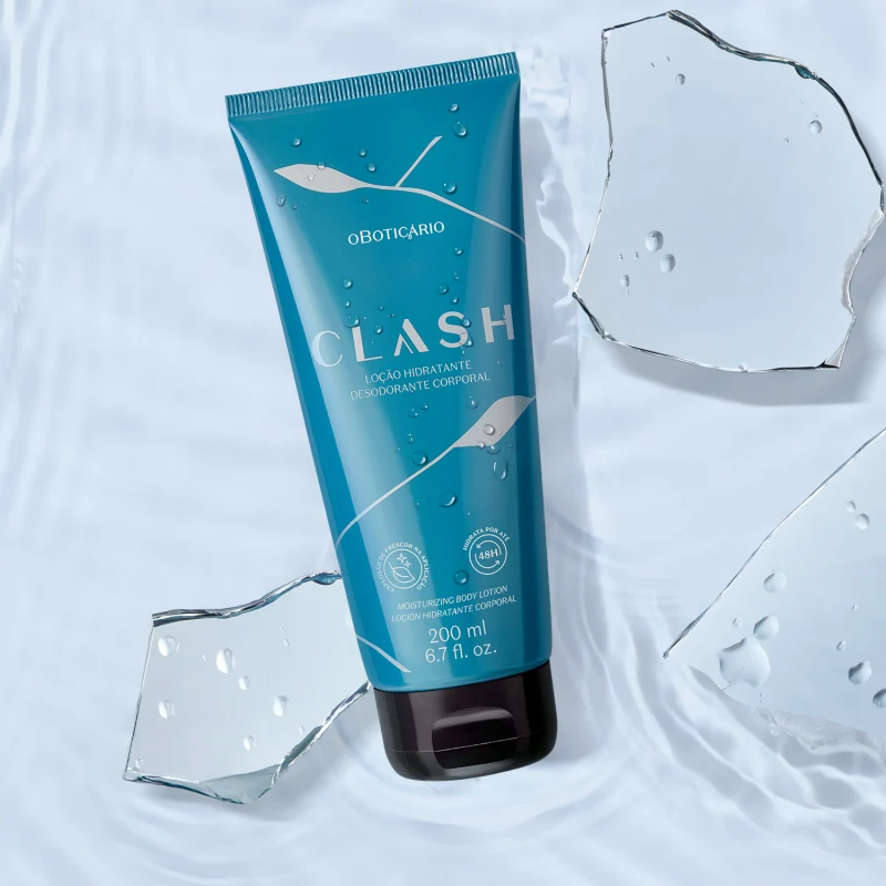 Tubo de creme hidratante desodorante da marca Clash em primeiro plano, , flutuando sobre uma superfície aquática com gotas d'água, em uma superfície clara e molhada.