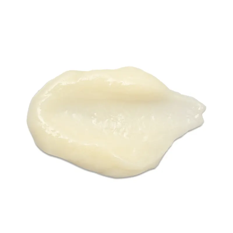Textura cremosa e brilhante, com aparência suave e sedosa. Cor predominante é um tom amarelo pálido, característico do creme hidratante corporal da marca Liz Aura.