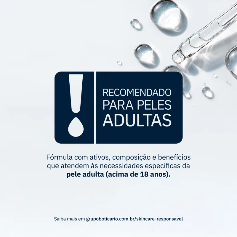 Imagem com aviso "RECOMENDADO PARA PELES ADULTAS" em destaque,, com informações sobre a fórmula e benefícios específicos para peles acima de 18 anos. Ao fundo, gotículas de um sérum transparente e link do Grupo Boticário sobre skincare responsável.