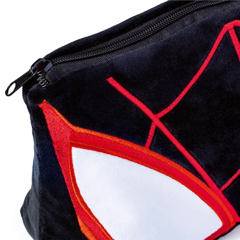 Close-up da Bolsa de cosméticos preta com detalhes em vermelho e branco, simulando uma máscara do Homem Aranha, com foco no ziper.