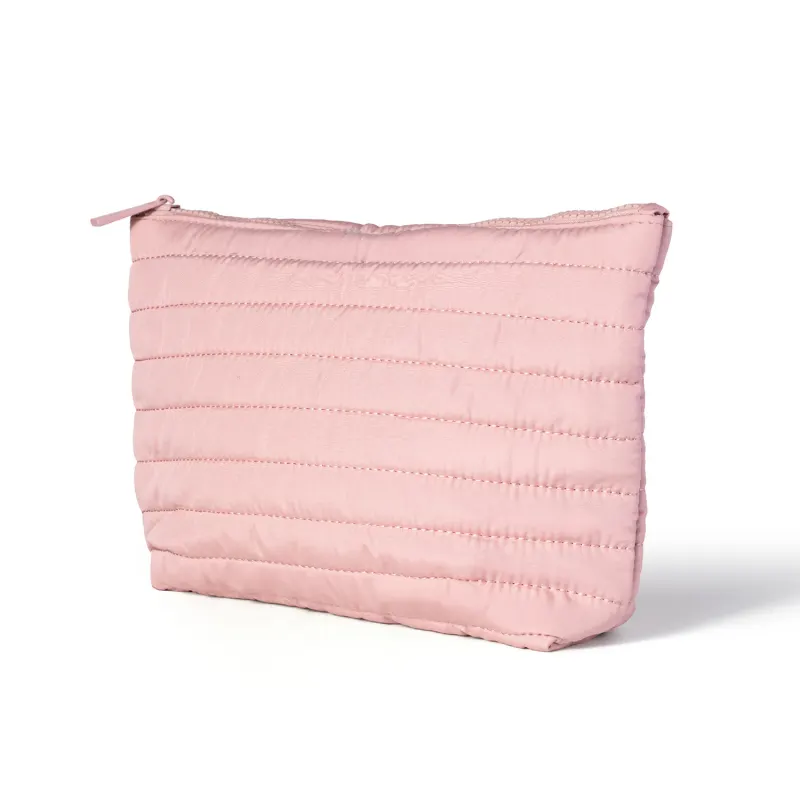 Nécessaire rosa claro acolchoado com estética puffer e zíper vista angularmente.
