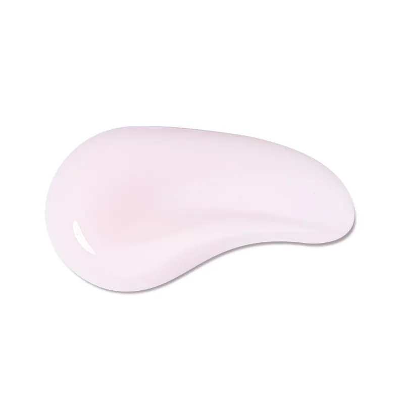 O produto de beleza apresenta uma textura suave e cremosa, com uma cor rosa pálida uniforme. Sua aparência é lisa e sedosa, sugerindo uma consistência delicada e agradável ao toque.