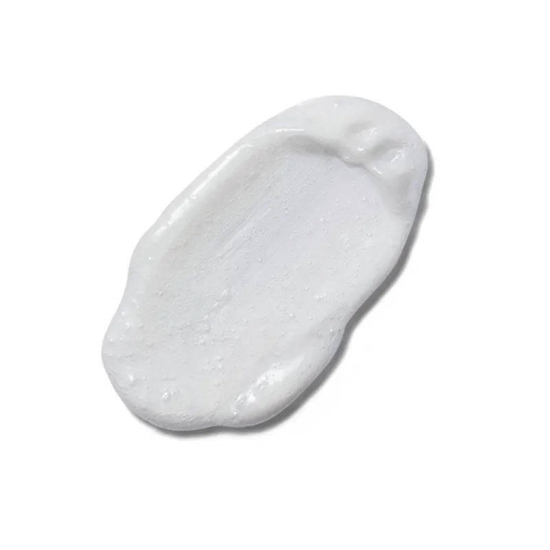 Imagem da textura cremosa e brilhante do condicionador Cuide-se Bem Feira Óleo de Coco, com superfície lisa e aspecto translúcido, em quantidade moderada sobre fundo branco.