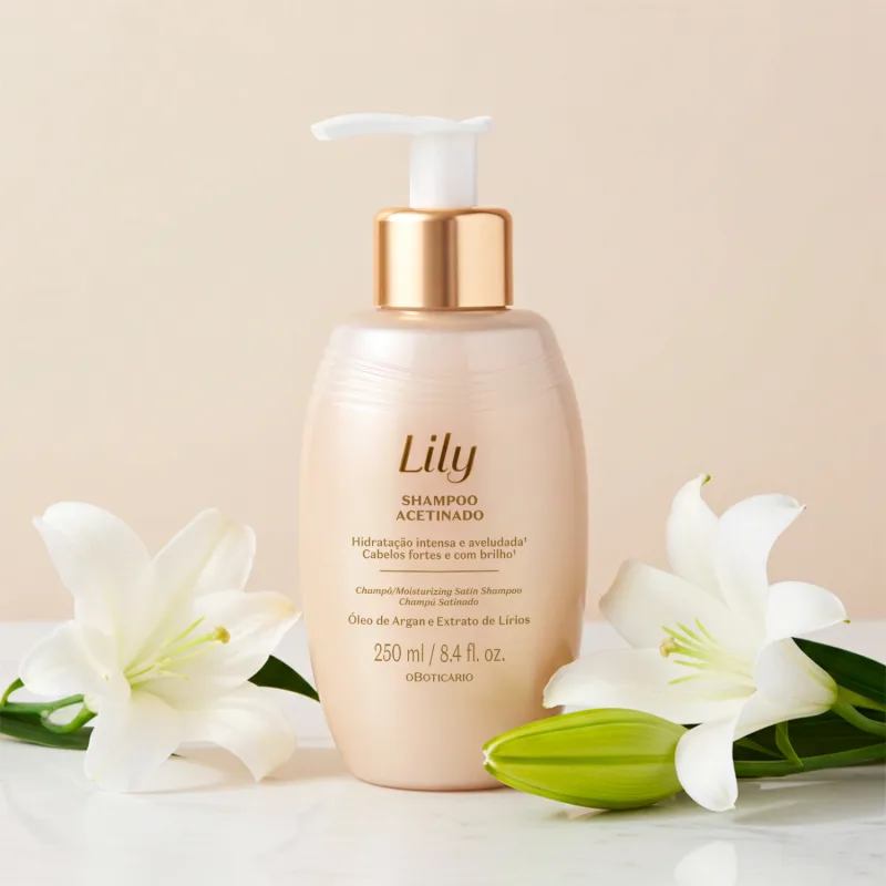 Imagem de frasco de shampoo da marca Lily com tampa dourada e bomba dosadora, sobre superfície clara com flores brancas ao redor, em ambiente iluminado e neutro.